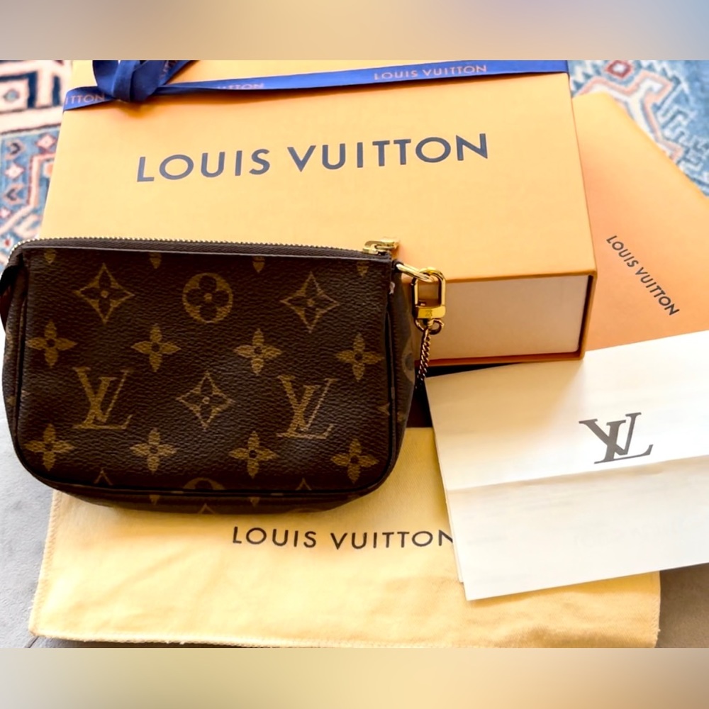 Authentic Louis Vuitton Mini Pochette
Accessoires in Monogram canvas N58009